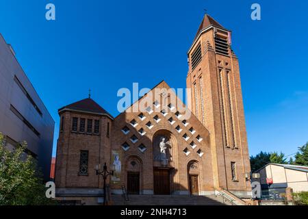 Vue extérieure de l'église catholique Saint-Joseph située à Clamart, dans le département français des hauts-de-Seine, en Ile-de-France Banque D'Images