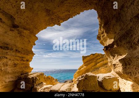 Grottes creusées dans le tuf jaune dans la falaise de Bue Marino, Favignana Banque D'Images