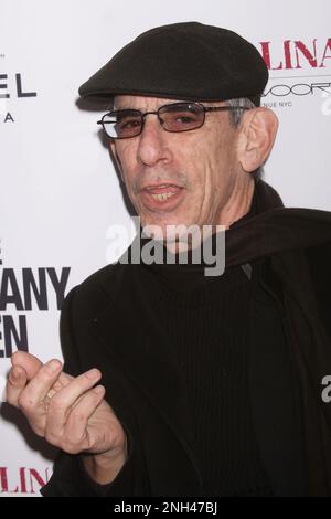 Richard Belzer assiste à la première de « The Company Men » au Paris Theatre de New York sur 8 décembre 2010. Crédit photo : Henry McGee/MediaPunch Banque D'Images