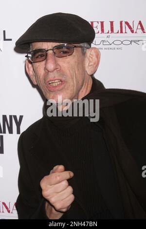 Richard Belzer assiste à la première de « The Company Men » au Paris Theatre de New York sur 8 décembre 2010. Crédit photo : Henry McGee/MediaPunch Banque D'Images