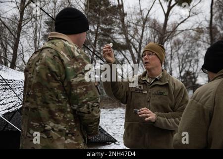 ÉTATS-UNIS Le lieutenant-colonel Rich West, l'aumônier de la Division d'infanterie de 1st (1 ID), offre la communion à un soldat lors d'un exercice de poste de commandement tenu à Bolesławiec, Pologne, le 12 décembre 2022. Le 1 ID travaille aux côtés des alliés de l’OTAN et des partenaires de sécurité régionaux pour fournir des forces crédibles au combat au V corps, le corps déployé en Europe. Banque D'Images