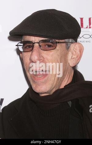 Richard Belzer assiste à la première de « The Company Men » au Paris Theatre de New York sur 8 décembre 2010. Crédit photo : Henry McGee/MediaPunch Banque D'Images