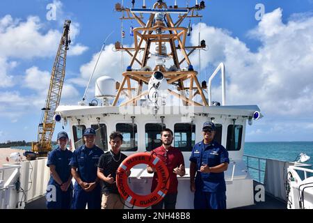 j.g. Lt Marsh, le chef de la direction Perez et le lieutenant Hofschneider se tiennent pour une photo avec les États-Unis Les nouvelles recrues de la Garde côtière Frank Santos Jr. Et Ezra Dela Cruz de Tinian à Saipan le 11 décembre 2022. L'équipage a effectué une patrouille locale au large de Guam et du CNMI du 28 novembre au 7 décembre 2022, y compris la première visite du port de Cutter Fast Response de 154 pieds à Tinian. Les objectifs de cette patrouille appuient l'opération Blue Pacific. Il s'agit notamment de soutenir les conseils d'application de la loi de l'équipe de sécurité maritime d'Honolulu, en validant Tinian comme un port d'appel pour les futurs États-Unis Visites de navires de la Garde côtière, et Banque D'Images