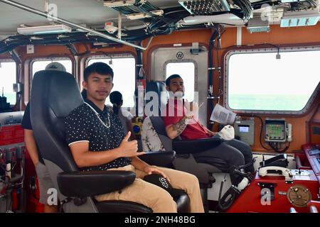 États-Unis Les nouvelles recrues de la Garde côtière, Frank Santos Jr. Et Ezra Dela Cruz de Tinian, prennent une photo à bord de l'USCGC Oliver Henry (WPC 1140) à Saipan le 11 décembre 2022. L'équipage a effectué une patrouille locale au large de Guam et du CNMI du 28 novembre au 7 décembre 2022, y compris la première visite du port de Cutter Fast Response de 154 pieds à Tinian. Les objectifs de cette patrouille appuient l'opération Blue Pacific. Il s'agit notamment de soutenir les conseils d'application de la loi de l'équipe de sécurité maritime d'Honolulu, en validant Tinian comme un port d'appel pour les futurs États-Unis Des visites de navires de la Garde côtière et des engagements communautaires. Banque D'Images