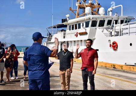 Le lieutenant Freddy Hofschneider, commandant de l'USCGC Oliver Henry (WPC 1140), se dénombre aux États-Unis Les nouvelles recrues de la Garde côtière, Frank Santos Jr. Et Ezra Dela Cruz de Tinian à Saipan le 11 décembre 2022. L'équipage a effectué une patrouille locale au large de Guam et du CNMI du 28 novembre au 7 décembre 2022, y compris la première visite du port de Cutter Fast Response de 154 pieds à Tinian. Les objectifs de cette patrouille appuient l'opération Blue Pacific. Il s'agit notamment de soutenir les conseils d'application de la loi de l'équipe de sécurité maritime d'Honolulu, en validant Tinian comme un port d'appel pour les futurs États-Unis Visites de navires de la Garde côtière, an Banque D'Images