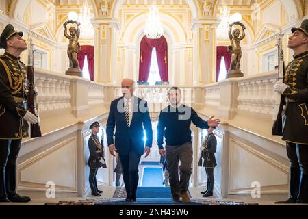 Kiev, Ukraine. 20th févr. 2023. ÉTATS-UNIS Le président Joe Biden, à gauche, est escorté par le président ukrainien Volodymyr Zelenskyy, à droite, à votre arrivée au palais Mariinsky, à 20 février 2023, à Kiev, en Ukraine. Biden s'est arrêté à Kiev lors d'une visite non annoncée pour renouveler le soutien américain à l'Ukraine. Crédit : Adam Schultz/White House photo/Alay Live News Banque D'Images