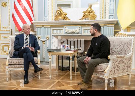 Kiev, Ukraine. 20th févr. 2023. ÉTATS-UNIS Le président Joe Biden, à gauche, lors d’une réunion bilatérale avec le président ukrainien Volodymyr Zelenskyy, à droite, au Palais Mariinsky, à 20 février 2023, à Kiev, en Ukraine. Biden s'est arrêté à Kiev lors d'une visite non annoncée pour renouveler le soutien américain à l'Ukraine. Crédit : Adam Schultz/White House photo/Alay Live News Banque D'Images