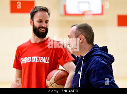 Podebrady, République tchèque. 20th févr. 2023. Journée médiatique de l'équipe de basket-ball tchèque pour hommes avant le match de qualification pour le championnat du monde de basket-ball masculin 2023, Groupe K: Tchéquie contre la France à Podebrady, République Tchèque, 20 février 2023. Depuis la gauche : Vojtech Hruban et l'autocar Ronen Ginzburg. Crédit : Roman Vondrous/CTK photo/Alay Live News Banque D'Images