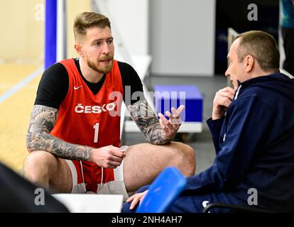 Podebrady, République tchèque. 20th févr. 2023. Journée médiatique de l'équipe de basket-ball tchèque pour hommes avant le match de qualification pour le championnat du monde de basket-ball masculin 2023, Groupe K: Tchéquie contre la France à Podebrady, République Tchèque, 20 février 2023. Du joueur tchèque de gauche Patrik Auda, Ronen Ginzburg, entraîneur. Crédit : Roman Vondrous/CTK photo/Alay Live News Banque D'Images