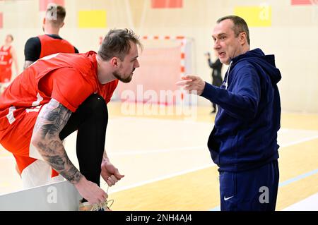 Podebrady, République tchèque. 20th févr. 2023. Journée médiatique de l'équipe de basket-ball tchèque pour hommes avant le match de qualification pour le championnat du monde de basket-ball masculin 2023, Groupe K: Tchéquie contre la France à Podebrady, République Tchèque, 20 février 2023. Du joueur de gauche Ondrej Balvin, Ronen Ginzburg, entraîneur de l'équipe tchèque. Crédit : Roman Vondrous/CTK photo/Alay Live News Banque D'Images