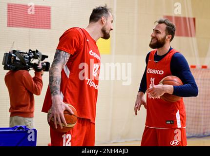 Podebrady, République tchèque. 20th févr. 2023. Journée médiatique de l'équipe de basket-ball tchèque pour hommes avant le match de qualification pour le championnat du monde de basket-ball masculin 2023, Groupe K: Tchéquie contre la France à Podebrady, République Tchèque, 20 février 2023. Des joueurs de gauche Ondrej Balvin, Martin Kriz. Crédit : Roman Vondrous/CTK photo/Alay Live News Banque D'Images