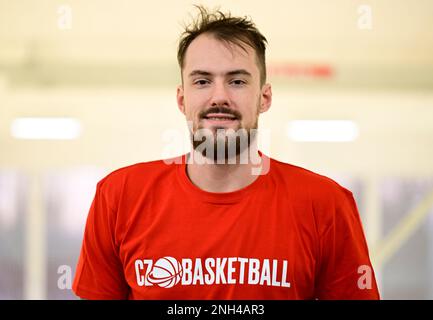 Podebrady, République tchèque. 20th févr. 2023. Journée médiatique de l'équipe de basket-ball tchèque pour hommes avant le match de qualification pour le championnat du monde de basket-ball masculin 2023, Groupe K: Tchéquie contre la France à Podebrady, République Tchèque, 20 février 2023. Le joueur Ondrej Balvin pose pour la photo. Crédit : Roman Vondrous/CTK photo/Alay Live News Banque D'Images