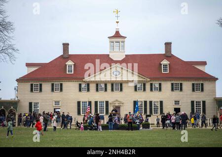 Mt Vernon, États-Unis. 20th févr. 2023. Les enfants jouent sur le Bowling Green à l'extérieur du Mt. Vernon, la maison de George et Martha Washington, pour des reconstitutions de guerre, des numéros musicaux et des visites de maisons pour célébrer le Presidents Day et l'anniversaire de George Washington à Mt. Vernon, Virginie, le lundi 20 février 2023. Photo de Bonnie Cash/UPI Credit: UPI/Alay Live News Banque D'Images