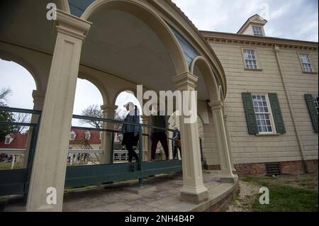 Mt Vernon, États-Unis. 20th févr. 2023. Les gens marchent le long du domaine de Mount Vernon, la maison de George et Martha Washington, à Mt. Vernon, Virginie, le lundi 20 février 2023. Les gens se sont réunis pour des reconstitutions de guerre, des numéros musicaux et des visites de maisons pour célébrer le jour du Président et l'anniversaire de George Washington. Photo de Bonnie Cash/UPI Credit: UPI/Alay Live News Banque D'Images