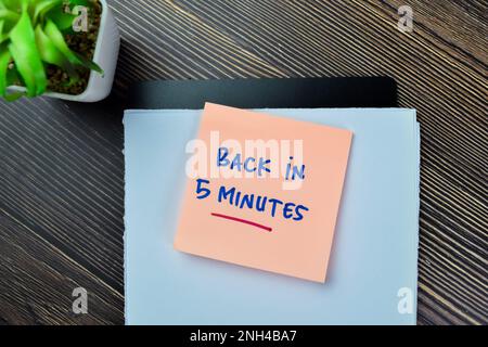 Concept de dos en 5 minutes écrire sur les notes adhésives isolées sur la table en bois. Banque D'Images