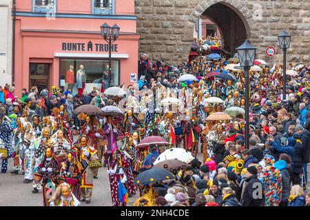 Saut historique de Fools à Rottweil, au point culminant du Fasnet Swabian-Alemannic 3000 fools sautent à travers la porte Noire, Rottweil, Bade-Wuerttemberg Banque D'Images