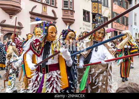 Saut à Rottweil, au point culminant du carnaval Souabe-Alemannique, 3000 fools sautent à travers la porte noire, les Federahannes avec saut Banque D'Images