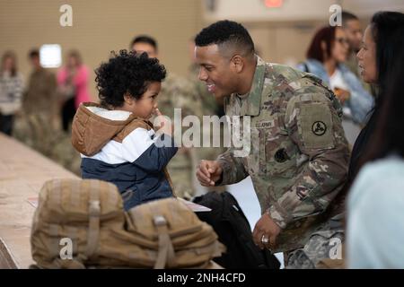 Le soldat de l'armée américaine joue avec son fils après son retour d'un déploiement sur fort Bragg. Décembre 12th. Le Bataillon de contrôle des mouvements de 330th a terminé un déploiement de neuf mois à l'EUCOM pour appuyer la résolution de l'Atlantique. Banque D'Images