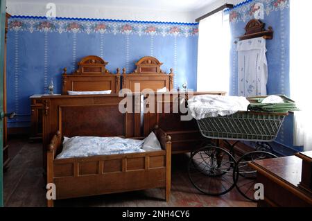 Chambre à coucher dans le berceau avant et pram, 1935, les enseignants à plat dans l'école, construit en 1801, Franconian Open Air Museum, Bad Windsheim, moyenne-Franconie Banque D'Images