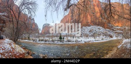 Panoramaaufnahme aus dem Zion Nationalpark im Winter mit Schnee fotografiert auf dem Zion Canyon Scenic Drive tagsüber im Januar 2013 Banque D'Images