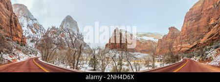 Panoramaaufnahme aus dem Zion Nationalpark im Winter mit Schnee fotografiert auf dem Zion Canyon Scenic Drive tagsüber im Januar 2013 Banque D'Images