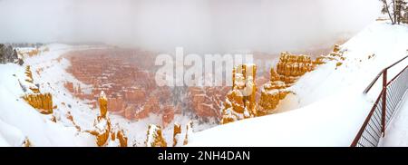 Blick auf die roten Felsnadeln des Bryce Canyon im Winter mit Schnee BEI trübem Wetter fotografiert in Utah im Januar 2013 Banque D'Images