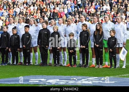 CBS Arena, Coventry, Royaume-Uni. 19th févr. 2023. Arnold Clark Cup football, Angleterre contre l'Italie; l'équipe d'Angleterre chante l'hymne national Credit: Action plus Sports/Alamy Live News Banque D'Images