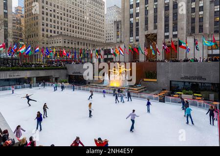 New York. Manhattan. Patinage sur glace au Rockfeller Center Banque D'Images