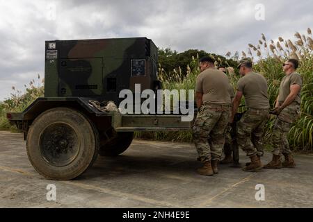 ÉTATS-UNIS Des soldats de l'armée affectés Alpha Battery, 1st Bataillon, 1st Régiment d'artillerie de défense aérienne déplacent un générateur pendant le vice 23,1 de Ryukyu sur la station aérienne du corps marin Futenma, Okinawa, Japon, 12 décembre 2022. Ryukyu Vice est un exercice conjoint de commandement et de contrôle de l'aviation à voilure fixe qui fournit une formation critique au personnel de contrôle aérien tactique de l'aile de 1st aéronefs maritimes par le biais de scénarios de vol en direct offensifs, défensifs et contre-aériens. 1st Bataillon, 1st Régiment d'artillerie de défense aérienne a soutenu Ryukyu Vice en fournissant une couverture de missile et de capteur de surface à air, permettant la liberté de manœuvre pour le Banque D'Images