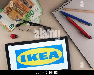 Dans cette illustration, le logo IKEA apparaît sur une tablette. Banque D'Images