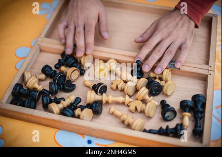 Gros plan. Que le jeu commence. Couple jouant une partie d'échecs, le jour du printemps, à l'extérieur. Banque D'Images