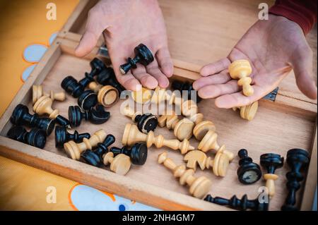 Gros plan. Que le jeu commence. Couple jouant une partie d'échecs, le jour du printemps, à l'extérieur. Banque D'Images