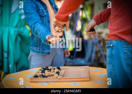 Gros plan. Que le jeu commence. Couple jouant une partie d'échecs, le jour du printemps, à l'extérieur. Banque D'Images