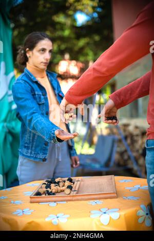 Gros plan. Que le jeu commence. Couple jouant une partie d'échecs, le jour du printemps, à l'extérieur. Banque D'Images
