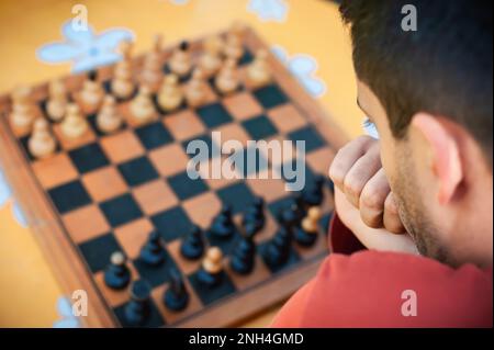 Gros plan. Que le jeu commence. Couple jouant une partie d'échecs, le jour du printemps, à l'extérieur. Banque D'Images