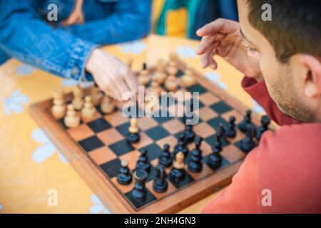 Gros plan. Que le jeu commence. Couple jouant une partie d'échecs, le jour du printemps, à l'extérieur. Banque D'Images