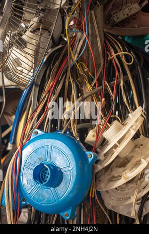 Beaucoup de matériaux et de pièces pour réparer un ventilateur dans un atelier Banque D'Images