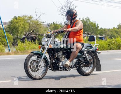 BANGKOK, THAÏLANDE, FÉVRIER 07 2023, un homme fait une moto Banque D'Images