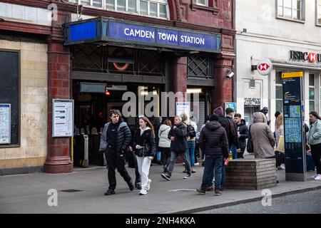 Les gens se trouvent en face de la sortie Camden Town Station dans le quartier de Camden Town de Londres, Angleterre Banque D'Images