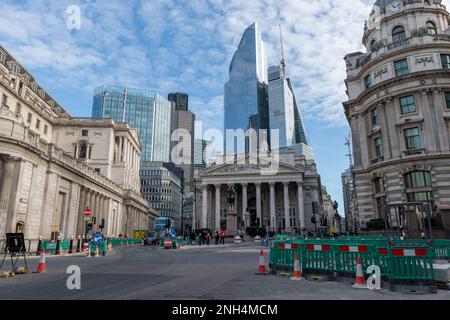 Londres. ROYAUME-UNI- 02.19.2023. Une vue sur la rue de la ville de Londres montrant la Royal Exchange, la Banque d'Angleterre et vingt-deux gratte-ciel. Banque D'Images