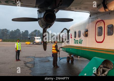 KATMANDOU/NÉPAL - 18 OCTOBRE 2015: Tara Air petit avion se rarédy pour le décollage à Lukla. Manutention au sol d'un petit avion à l'intérieur de Tribhuvan Banque D'Images