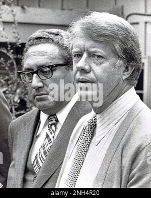 Le secrétaire d'État américain Henry A. Kissinger, à gauche, avec le président américain élu Jimmy carter, à gauche, alors qu'ils se rencontrent à Plains, en Géorgie, sur 11 novembre 1976 pour des briefings de politique étrangère avant leur inauguration.Credit: Consolidated News photos / MediaPunch Banque D'Images