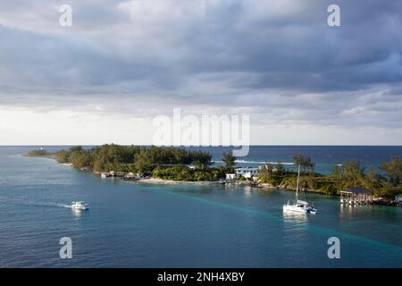 Vue aérienne d'un bateau à moteur le long du port de Nassau et d'une étroite bande de Paradise Island (Bahamas). Banque D'Images