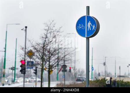 Signe de séparation pour les cyclistes et les piétons dans une rue de la ville. Panneaux de signalisation Banque D'Images