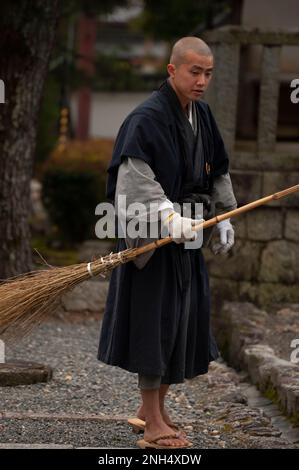 Nettoyage d'un moine au lever du soleil au temple de Myoshinji, Kyoto, Japon Banque D'Images