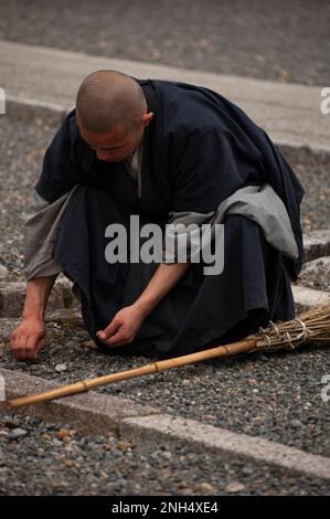 Nettoyage d'un moine au lever du soleil au temple de Myoshinji, Kyoto, Japon Banque D'Images