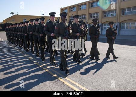 New Marines avec Charlie Company, 1st Recruit Training Battalion, se préparer à se former pour l’inspection du commandant du Bataillon au Marine corps Recruit Depot San Diego, le 14 décembre 2022. En plus de l'usure et de l'ajustement uniformes, chaque nouvelle Marine a été évaluée en fonction de son autodiscipline, de son port militaire, de son esprit de corps et de sa connaissance des sujets militaires généraux. Banque D'Images