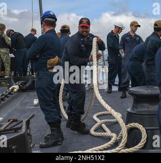 220510-N-DO281-1053 AÇORES, Portugal (10 mai 2022) Damage Controlman 3rd classe Justin McKenzie prend une ligne alors que le destroyer à missiles guidés de la classe Arleigh Burke USS Paul Ignatius (DDG 117) est en route des Açores, au Portugal, au 10 mai 2022. Paul Ignatius est sur un déploiement prévu aux États-Unis Sixième zone d'exploitation de la flotte à l'appui de l'intérêt des États-Unis, des alliés et des partenaires en Europe et en Afrique. Banque D'Images