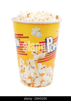 Pop-corn dans un seau jaune isolé sur fond blanc Banque D'Images