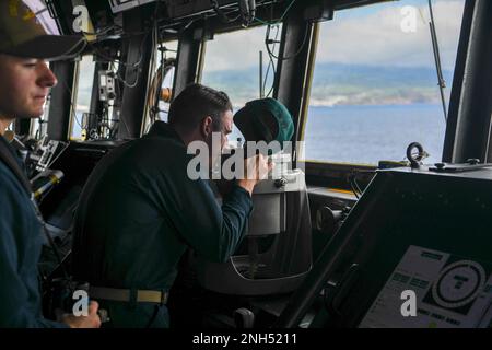 220510-N-DO281-1097 AÇORES (Portugal) (10 mai 2022) Lt. j.g. Charles Davis utilise une alidade pour vérifier le relèvement du destroyer à missiles guidés de classe Arleigh Burke USS Paul Ignatius (DDG 117) alors que le navire se met en route depuis les Açores, au Portugal, au 10 mai 2022. Paul Ignatius est sur un déploiement prévu aux États-Unis Sixième zone d'exploitation de la flotte à l'appui de l'intérêt des États-Unis, des alliés et des partenaires en Europe et en Afrique. Banque D'Images